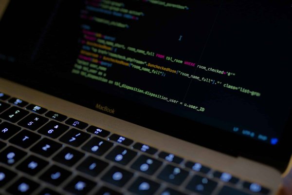 What are the techniques for optimizing the performance of serverless applications?